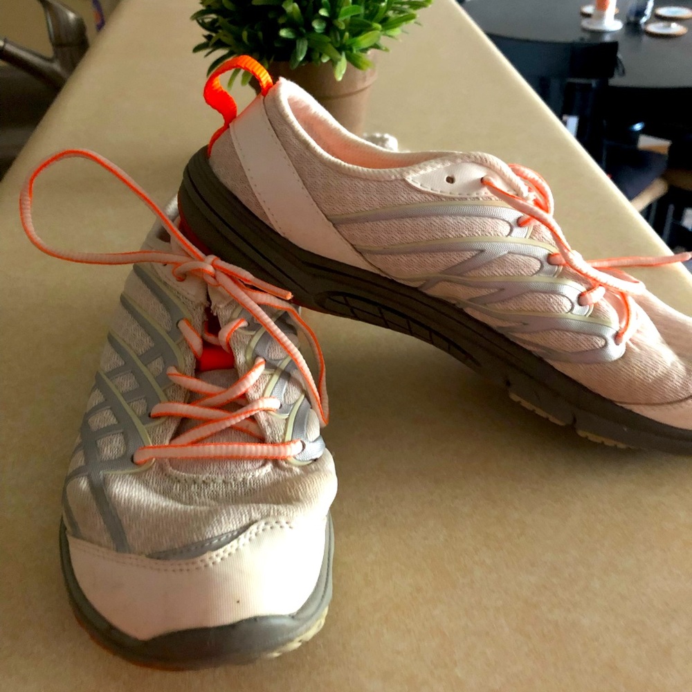 Women’s Size 8M Merrell Comfy Tennies❣️.   Worn a few times Like New